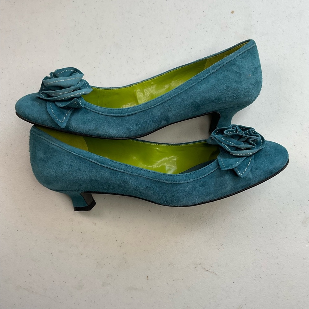 ANTONIO MELANI Teal Suede Kitten Heel Pumps Rosette Accent Size 7M Leather Sole